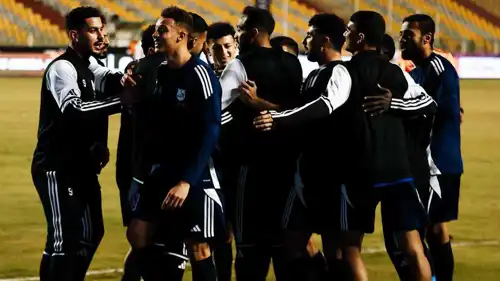 كهربا يحتفل مع لاعبو إنبي بالهدف الأول في شباك الزمالك