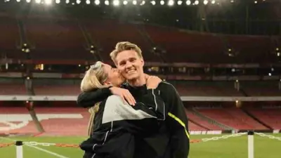 مارتن أوديغارد مع صديقته