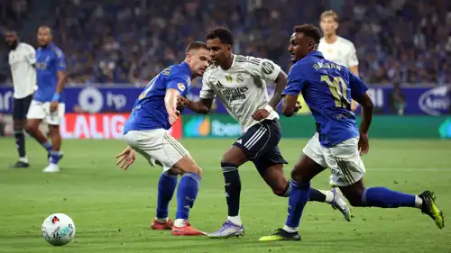 هيثم حسن (يمين) في مباراة أوفييدو مع ريال مدريد