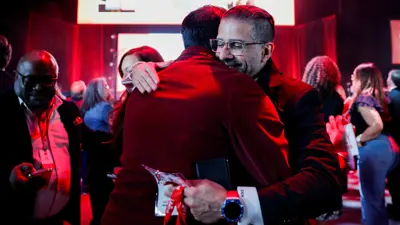 رئيس الحزب الليبرالي ساشيت ميهرا يعانق أحد أنصار كارني