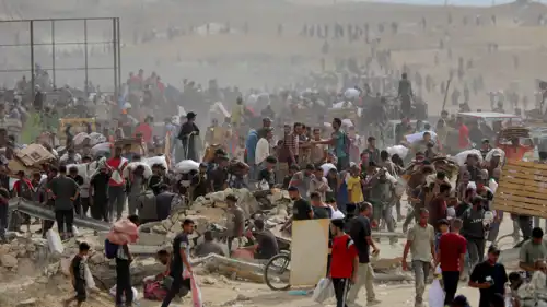 غزيون يحملون مساعدات في غزة