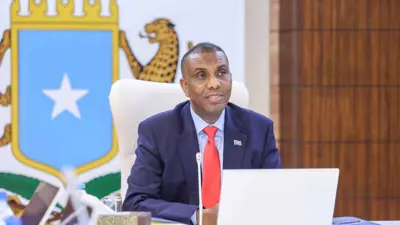  رئيس الوزراء الصومالي حمزة عبدي بري خلال الاجتماع الاستثنائي للحكومة