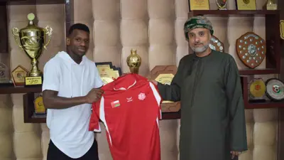 الراحل عبد السلام عامر (يسارا) بقميص ظفار العماني