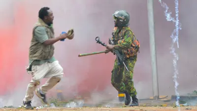 شرطة مكافحة الشغب تمهاجم أحد المتظاهرين في كينيا