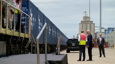  جو بايدن، في ميناء لوبيتو بأنغولا 
