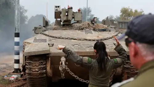 مركبة عسكرية تابعة للجيش الإسرائيلي عند حدود لبنان