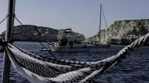 قارب من أسطول الصمود العالمي