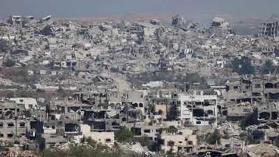 أنقاض بنايات في غزة