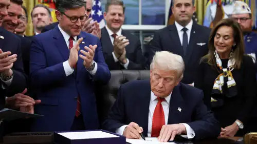 ترامب خلال التوقيع على قرار تمويل الحكومة