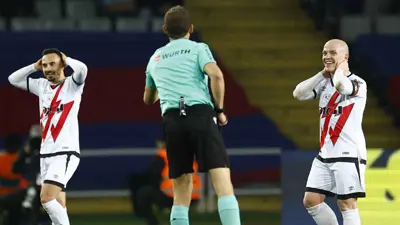 لاعبو رايو فاييكانو مع حكم لقاء برشلونة