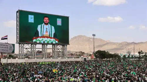 عبد الملك الحوثي في خطاب أمام مؤيديه عبر الشاشات