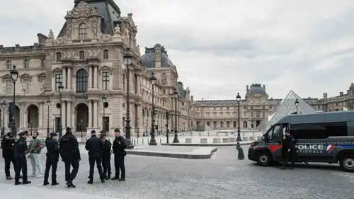 الشرطة الفرنسية قرب متحف اللوفر في باريس