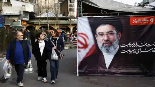 لافتة تحمل صورة مجتبى خامنئي وسط طهران