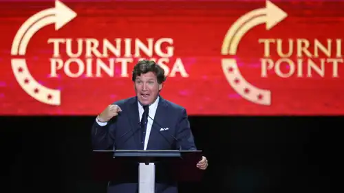 كارلسون خلال إلقاء كلمته في تأبين كيرك