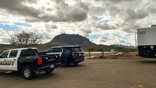 سيارات شرطة تقف على مقربة من موقع الحادث