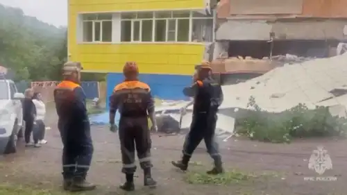 صورة نشرتها السلطات الروسية لانهيار مبنى بعد الزلزال