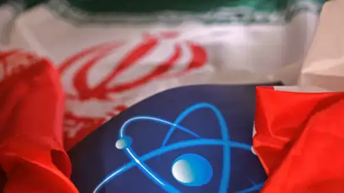 رمز الذرة والعلم الإيراني