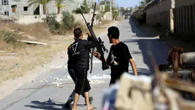 مسلحون ليبيون في أحد شوارع طرابلس