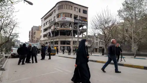 مبنى متضرر بالغارات الأمريكية-الإسرائيلية في طهران