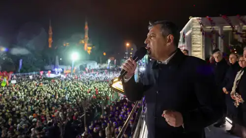 أوزغور أوزيل، زعيم حزب الشعب الجمهوري، أمام أنصاره