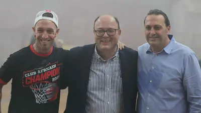 فيرجي شامبيرز (يسار) مع رئيس الإفريقي ومسؤول فرع السلة بالنادي