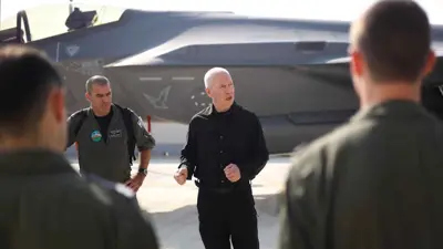 غالانت خلال حديثه لجنود سلاح الجو