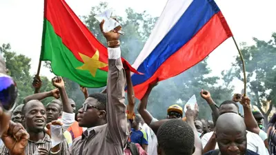 شبان أفارقة يرفعون أعلام روسيا وبوركينا فاسو