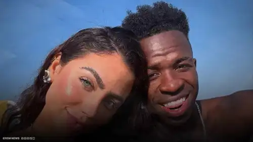 فينيسيوس مع 3 فتيات في آن واحد