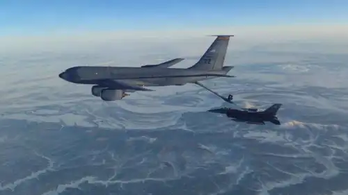 مقاتلة أمريكية تتزود بالوقود من طائرة "KC-135" 