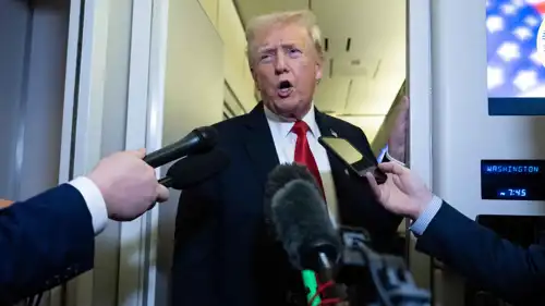 ترامب يتحدث للصحفيين