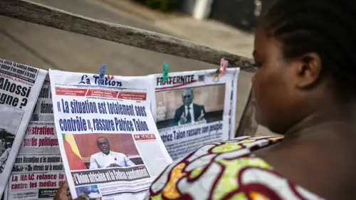 امرأة تقرأ الصحف بعد الانقلاب الفاشل في بنين