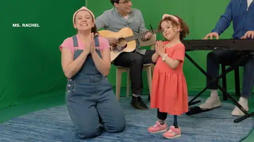 مس ريتشل مع طفلة فلسطينية فقدت ساقها خلال حرب غزة