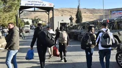 لاجئون سوريون يغادرون لبنان عن طريق معبر المصنع الحدودي 