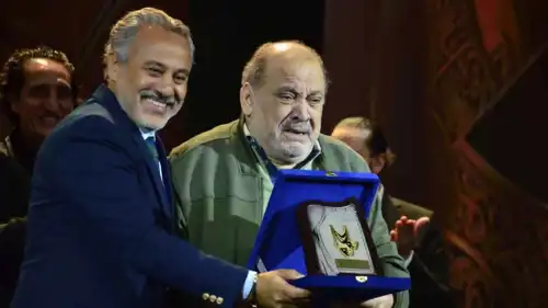 تأثر الفنان ضياء الميرغني أثناء تكريمه في حفل افتتاح الدورة الثامنة لنقابة المهن التمثيلية