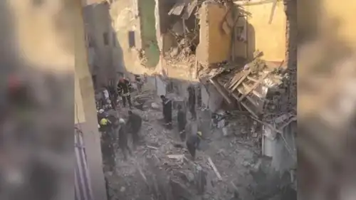 صورة متداولة لفرق الإنقاذ في موقع الانهيار