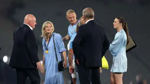 إيرلينغ هالاند نجم مانشستر سيتي مع عائلته