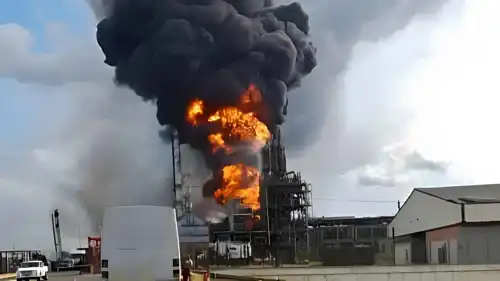 اللحظات الأولى لوقوع الانفجار واندلاع الحريق