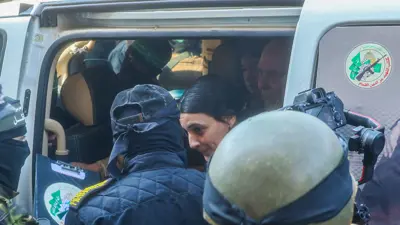 لحظة تسليم الرهينة أربيل يهود