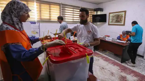 مركز اقتراع بالانتخابات البلدية الليبية