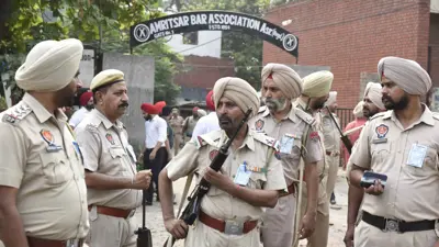  الشرطة خارج المحكمة بعد إحضار لورانس بيشنوي