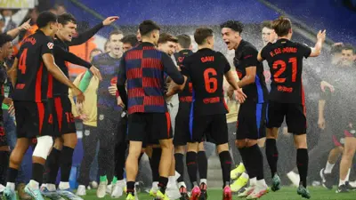 احتفال لاعبي برشلونة الإسباني