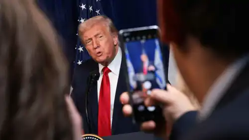 ترامب يتحدث خلال مؤتمر صحفي