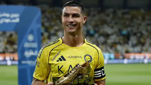 كريستيانو رونالدو مع جائزة الحذاء الذهبي