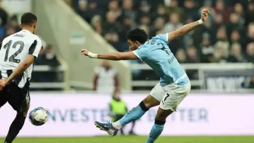 عمر مرموش في مباراة مانشستر سيتي ونيوكاسل 