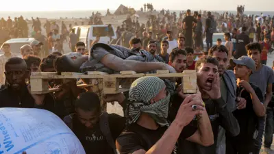 غزيون ينقلون مصابا جراء استهداف إسرائيلي