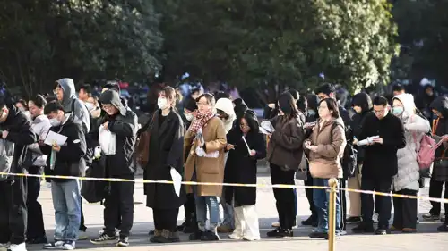 موظفون صينيون