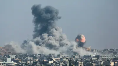 دخان يتصاعد بعد قصف إسرائيلي على قطاع غزة