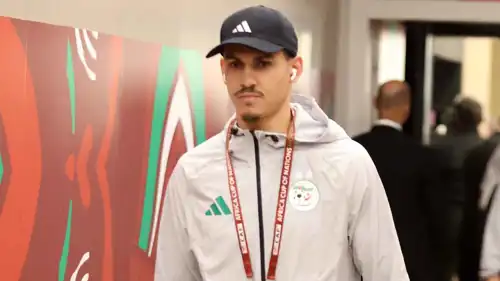 عيسى ماندي مدافع منتخب الجزائر