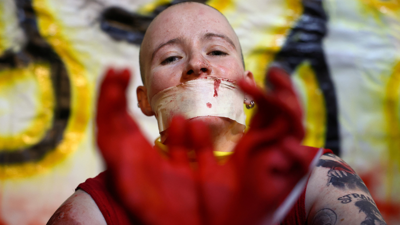 شخص يتظاهر في إسرائيل لإطلاق سراح الرهائن في غزة