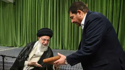 المرشد الأعلى علي خامنئي ومستشاره محمد مخبر